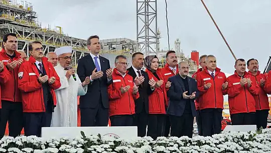 Türkiye'nin ilk yüzer doğalgaz işleme tesisi Osman Gazi, 20 yıl boyunca görev yapacağı Karadeniz'e uğurlandı
