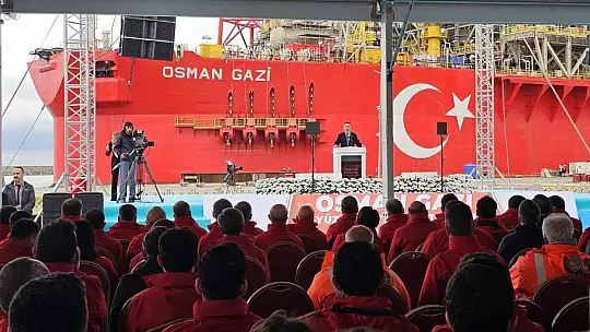 Türkiye'nin ilk yüzer doğalgaz işleme tesisi Osman Gazi, 20 yıl boyunca görev yapacağı Karadeniz'e uğurlandı