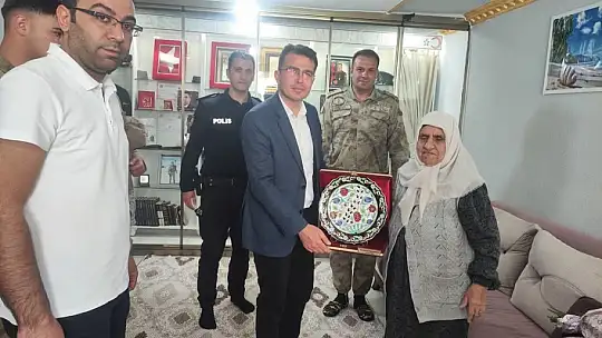 Tutak'ta Anneler gününde anlamlı ziyaret