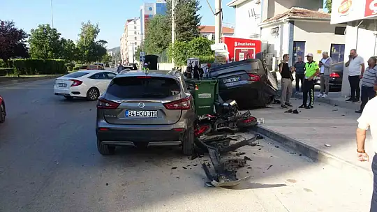 Üç araca çarpan otomobil takla attı, sürücü yara almadan kurtuldu