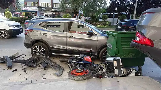 Üç araca çarpan otomobil takla attı, sürücü yara almadan kurtuldu