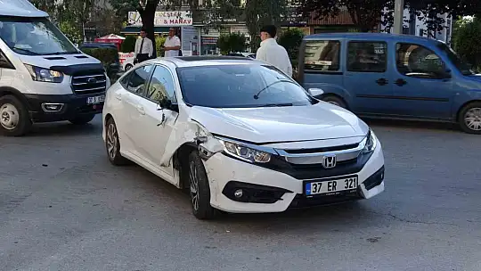 Üç araca çarpan otomobil takla attı, sürücü yara almadan kurtuldu