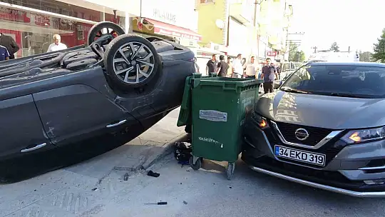 Üç araca çarpan otomobil takla attı, sürücü yara almadan kurtuldu