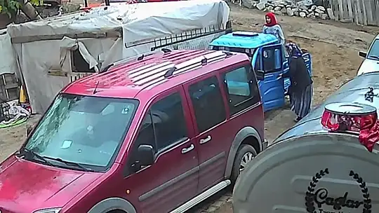 Üç tekerlekli motosiklet dengesi kaybolunca devrildi: Kaza anı kamerada