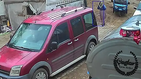 Üç tekerlekli motosiklet dengesi kaybolunca devrildi: Kaza anı kamerada