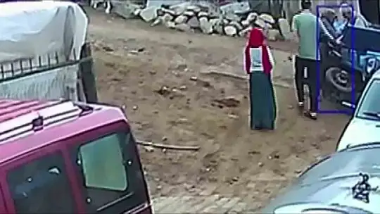 Üç tekerlekli motosiklet dengesi kaybolunca devrildi: Kaza anı kamerada