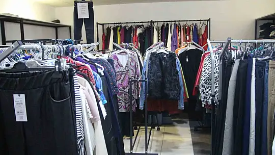 Ücretsiz kıyafet projesiyle hem çevre hem toplum kazanıyor