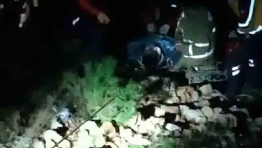 Uçuruma yuvarlanan motosikletliyi ekipler kurtardı