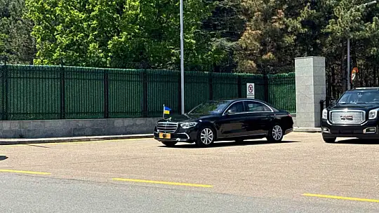 Ukrayna Devlet Başkanı Zelenskiy'i taşıyan uçak Ankara'ya indi
