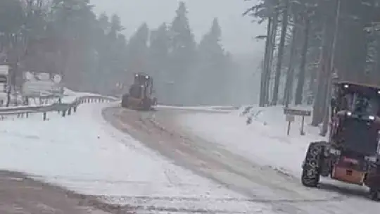 Uludağ'da bayramda kar sürprizi: Yollar beyaza büründü, ekipler seferber oldu