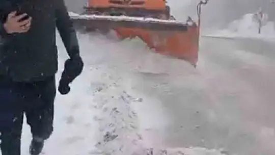 Uludağ'da bayramda kar sürprizi: Yollar beyaza büründü, ekipler seferber oldu