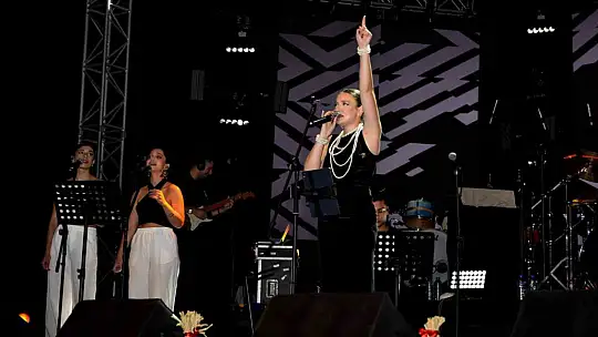 Uluslararası Kültür ve Sarımsak Festivali finali Irmak Arıcı ve Buray konseriyle yaptı