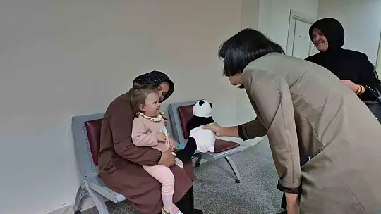 Üniversite öğrencileri başlattıkları kampanya ile hasta çocukların yüzünü güldürdü