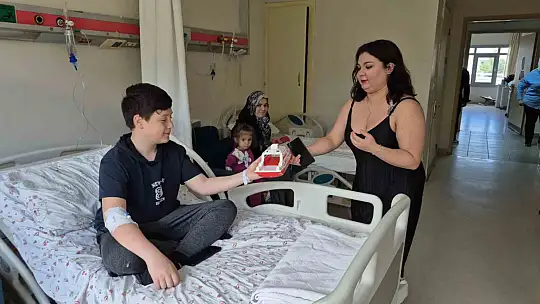 Üniversite öğrencileri başlattıkları kampanya ile hasta çocukların yüzünü güldürdü