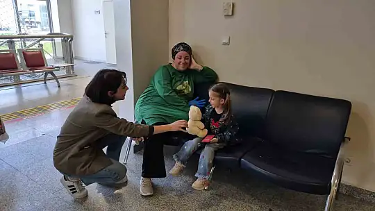 Üniversite öğrencileri başlattıkları kampanya ile hasta çocukların yüzünü güldürdü