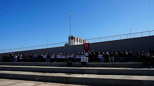 Üniversite öğrencileri şehitleri dualarla andı