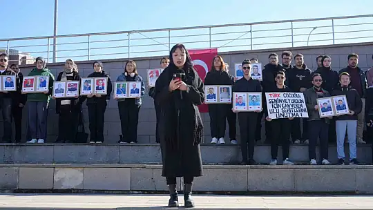 Üniversite öğrencileri şehitleri dualarla andı