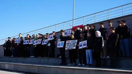Üniversite öğrencileri şehitleri dualarla andı