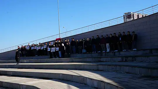 Üniversite öğrencileri şehitleri dualarla andı