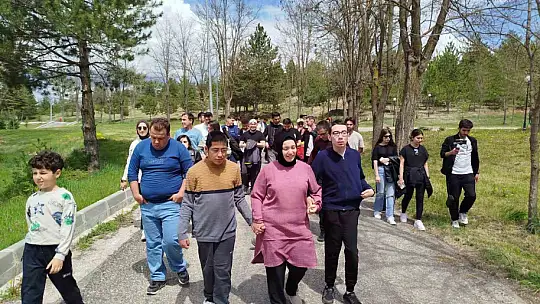 Üniversite öğrencilerinden engelliler için farkındalık yürüyüşü
