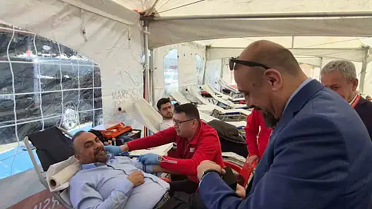 Üniversite öğrencilerinden kan bağış kampanyasına yoğun ilgi