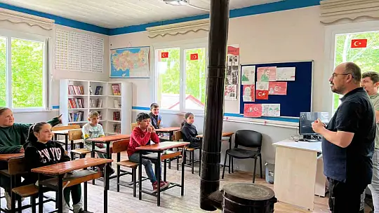 Üniversite öğrencilerinden köy okuluna anlamlı destek