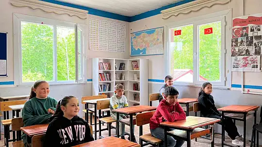 Üniversite öğrencilerinden köy okuluna anlamlı destek