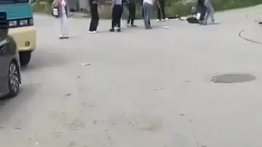 Üniversiteli genç kızlar sokak ortasında saç saça kavga etti