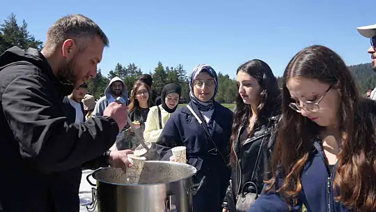 Üniversiteli gençlere, 19 Mayıs'ta kilometrelerce yürüdükten sonra Göce çorbası ikram edildi