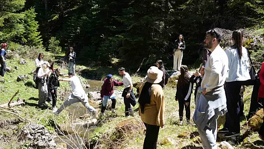 Üniversiteli gençlere, 19 Mayıs'ta kilometrelerce yürüdükten sonra Göce çorbası ikram edildi