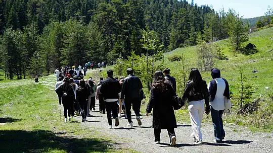Üniversiteli gençlere, 19 Mayıs'ta kilometrelerce yürüdükten sonra Göce çorbası ikram edildi