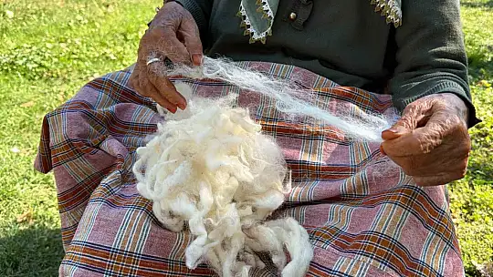Unutulmaya yüz tutan çıkrık geleneğini 90 yaşında yaşatıyor