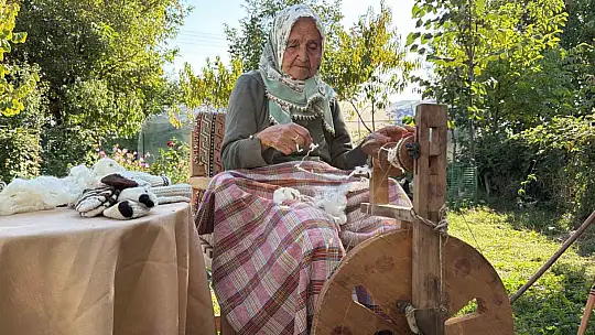 Unutulmaya yüz tutan çıkrık geleneğini 90 yaşında yaşatıyor