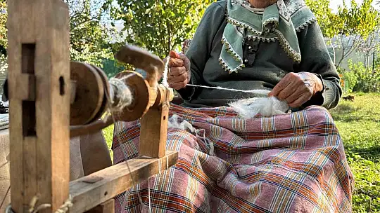 Unutulmaya yüz tutan çıkrık geleneğini 90 yaşında yaşatıyor