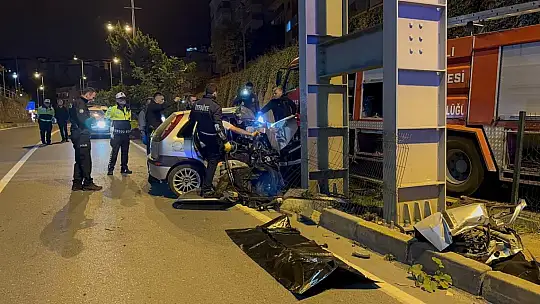 Otomobil hurda yığınına döndü: 2 ölü
