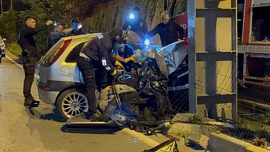 Otomobil hurda yığınına döndü: 2 ölü