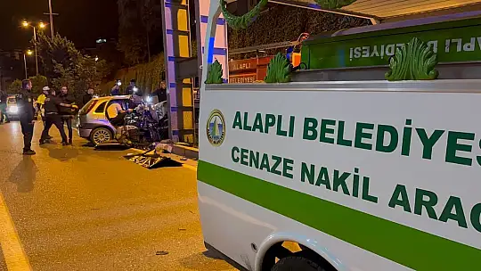 Otomobil hurda yığınına döndü: 2 ölü