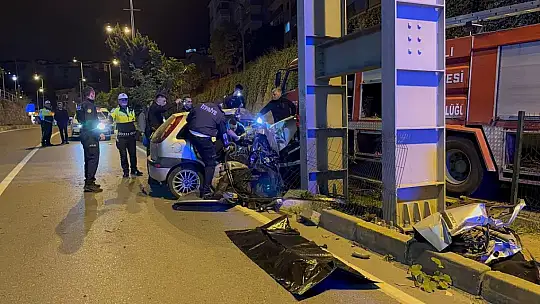 Otomobil hurda yığınına döndü: 2 ölü