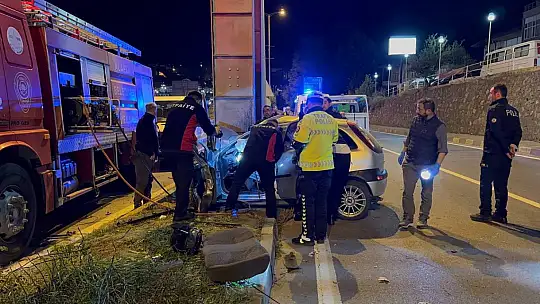Otomobil hurda yığınına döndü: 2 ölü