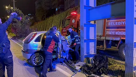 Otomobil hurda yığınına döndü: 2 ölü