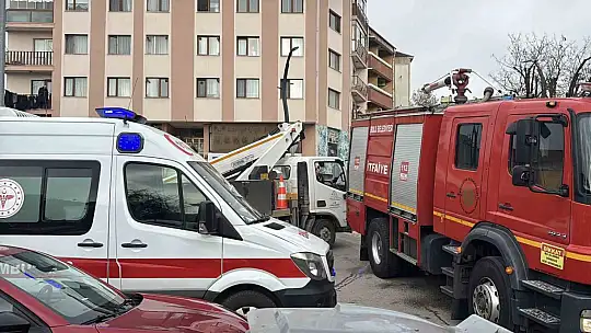 Üst katları otel olarak kullanılan iş merkezinde çıkan yangın ekipleri harekete geçirdi
