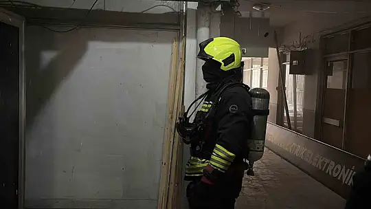 Üst katları otel olarak kullanılan iş merkezinde çıkan yangın ekipleri harekete geçirdi