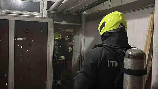 Üst katları otel olarak kullanılan iş merkezinde çıkan yangın ekipleri harekete geçirdi
