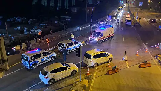 Uygulama yapan polise, araç çarptı