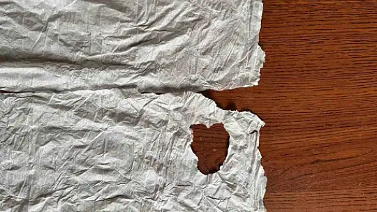 Uyuşturucu maddeyi peçeteye emdirip ayakkabısına saklamış