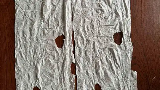 Uyuşturucu maddeyi peçeteye emdirip ayakkabısına saklamış