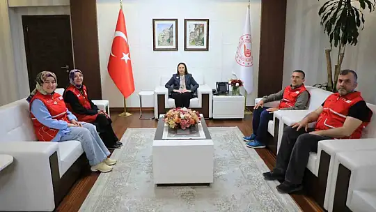 Vali Arslan, kurban bağışını Kızılay'a yaptı