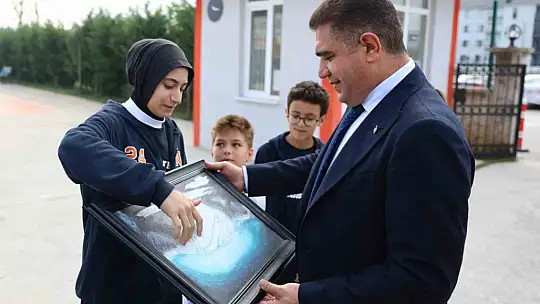 Vali Aslan öğrencilerle okullarda buluşuyor