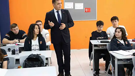 Vali Aslan öğrencilerle okullarda buluşuyor