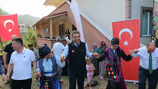 Vali Aslan, önce horon oynadı ardından hasat sezonunu açtı